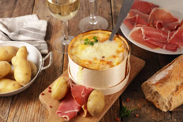 Mont Fondue Traditionnelle Française Fromage Avec Bacon Salami Pomme Terre — Photo