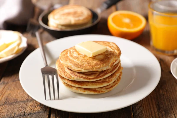 Pfannkuchen Mit Butter Und Orangensaft — Stockfoto