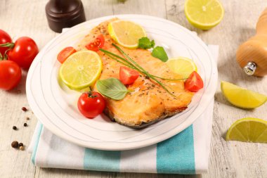 Domates, fesleğen ve limonlu somon filetosu.