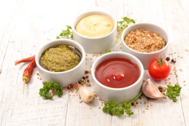 çeşitli soslar, ketçap-mayonez-pesto-hardal