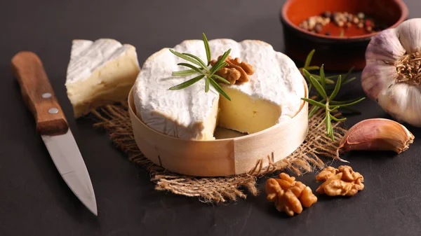 Camembert Kaas Met Walnoot Rozemarijn — Stockfoto