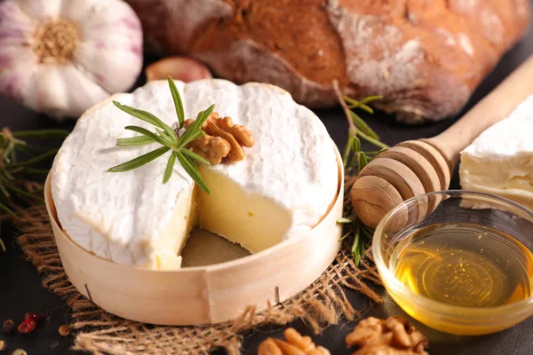 Camembert Käse Mit Walnüssen Rosmarin Honig Und Brot — Stockfoto