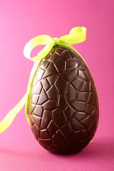 Cioccolato All Uovo Pasqua Con Fiocco Sfondo Rosa — Foto Stock