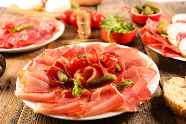 Feinkost Verschiedene Fleischsorten Salami Schinken Speck Mit Oliven Brot Und — Stockfoto