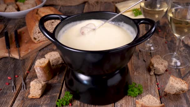 Mano Femenina Sosteniendo Tenedor Acero Inoxidable Poniendo Pieza Pan Fondue — Vídeo de stock