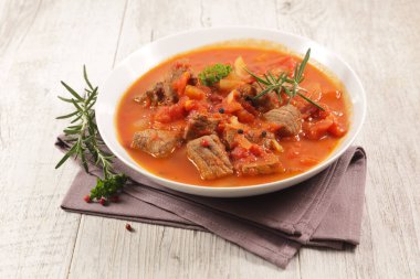 Domates soslu ve otlu biftek güveci.