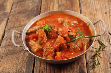 Domates soslu ve otlu biftek güveci.