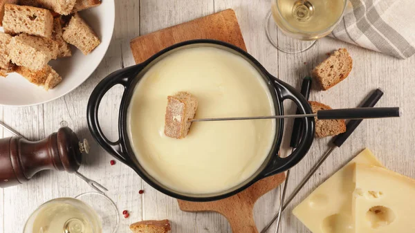 Kaas Fondue Met Wijn Brood Bovenaanzicht — Stockfoto