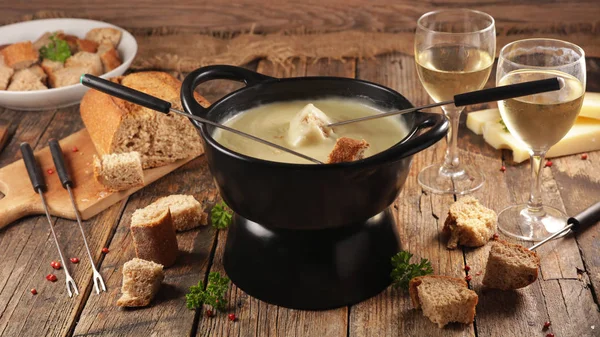 Kaas Fondue Met Wijn Brood Bovenaanzicht — Stockfoto