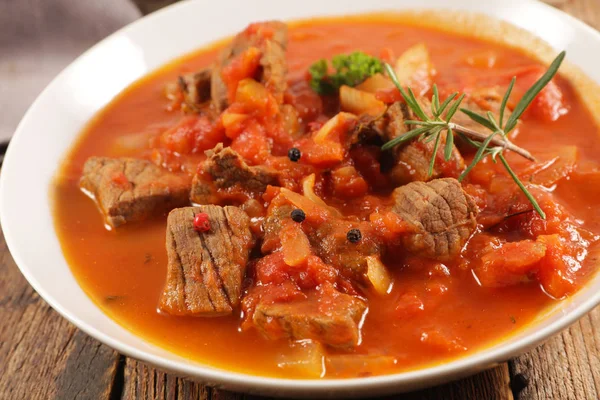 토마토 소스와 허브를 곁들인 쇠고기 — 스톡 사진