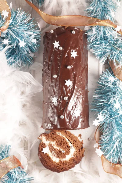Boże Narodzenie Yule Log Dekoracja Świąteczne Ciasto Czekoladowe Śmietaną — Zdjęcie stockowe