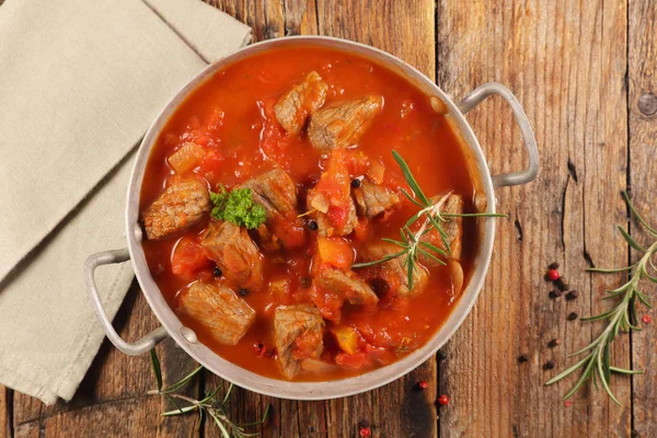 Ensopado Carne Com Molho Tomate Ervas — Fotografia de Stock