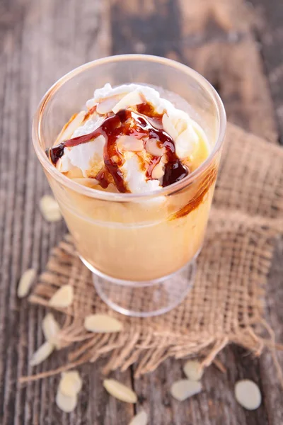 Isla Flotante Con Huevo Batido Caramelo — Foto de Stock