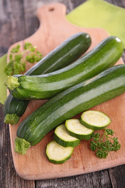 Rohe Zucchini Auf Holzbrett — Stockfoto