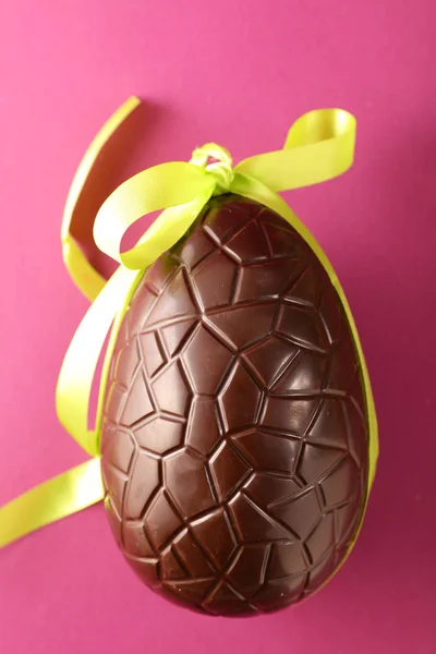 Húsvéti Csokoládé Tojás Piros Háttér — Stock Fotó