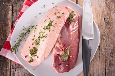 çiğ ördek filetosu, ördek göğsü ve otlar.