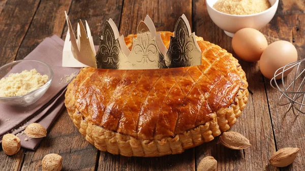 Galette Des Rois Epiphaniakuchen Mit Zutat Und Krone — Stockfoto