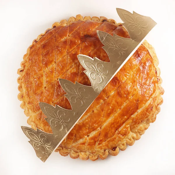 Galette Des Rois Epiphany Dort Složkou Korunou Izolované Bílém Pozadí — Stock fotografie