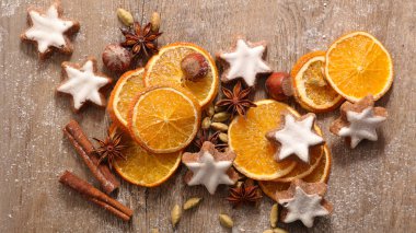 Kurutulmuş turuncu, zencefilli kurabiye ve baharatlı.