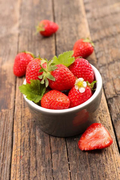 Fraise Dans Bol Une Feuille — Photo