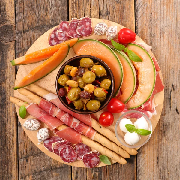 Antipasti Melonen Olive Und Wurst Auf Holz Hintergrund — Stockfoto