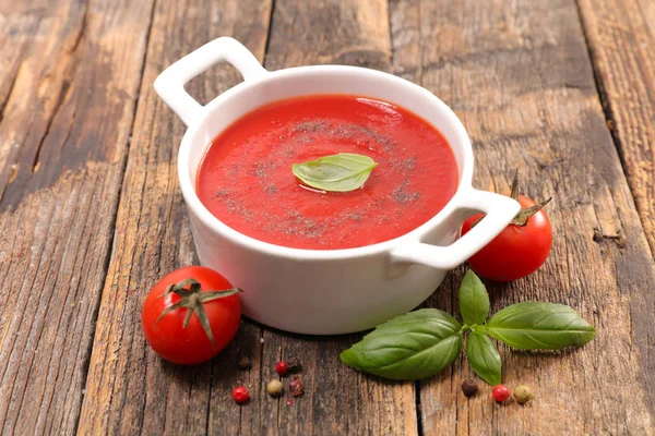 Miska Sosu Pomidorowego Bazylii — Zdjęcie stockowe