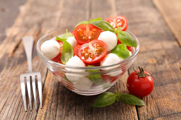Tomatensalat Mit Mozzarella Und Basilikum — Stockfoto