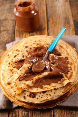 Ahşap arka planda çikolatalı krep