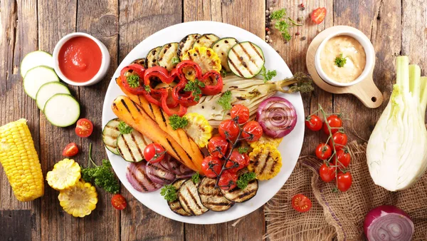 Grönsaksgrill Med Dipsås Och Ingrediens — Stockfoto