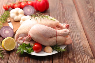 Çiğ tavuk ve sebze.