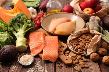 Çeşitli sağlıklı yiyecekler. Meyve, sebze, somon, tahıl ve et.