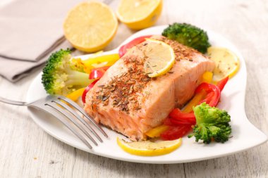 Fırında somon fileto, sebzeli.