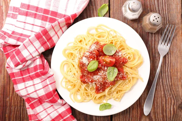 Talerz Spaghetti Sosem Pomidorowym Parmezanem Bazylią — Zdjęcie stockowe