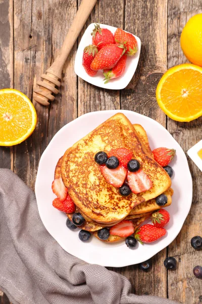 Brioche Och Bär Frukt Fransk Rostat Bröd Med Frukt — Stockfoto