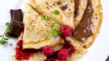 Çikolatalı krep ve ahududu reçeli