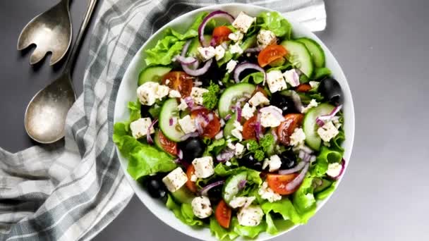 Gemischter Gemüsesalat Mit Feta Käse Gurken Oliven Und Tomaten — Stockvideo