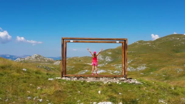 Flygbilder Kvinna Som Står Berget — Stockvideo