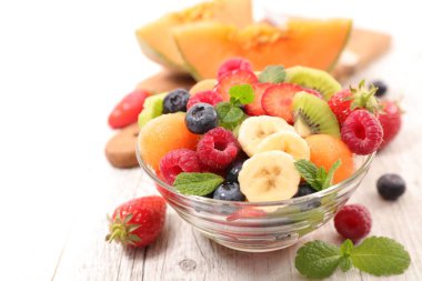 Lezzetli meyve salatası