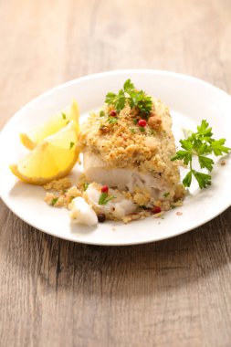 Kırıntılarla pişirilmiş balık filetosu.