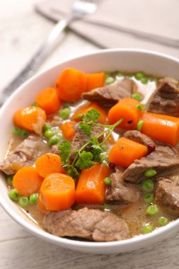 Havuçlu ve bezelyeli biftek güveci.