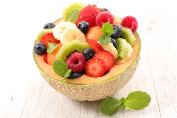 Macedonia Frutta Mista Con Melone Fragola Mirtillo Kiwi — Foto Stock