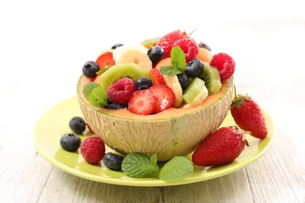 Míchaný Ovocný Salát Melounem Jahodami Borůvkami Kiwi — Stock fotografie