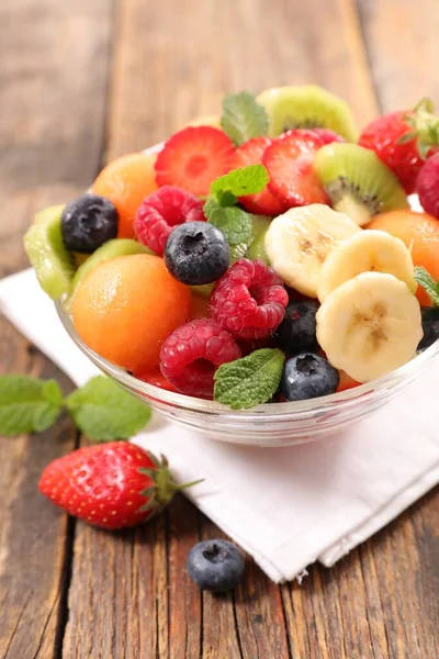 Gemengde Fruitsalade Met Meloen Aardbei Bosbes Kiwi — Stockfoto