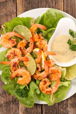 Marul ve soslu karides.