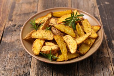 Tuzlu ve biberiyeli patates kızartması.