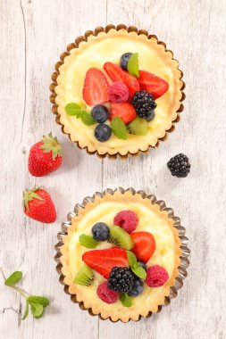Taze meyveli limonlu tart.