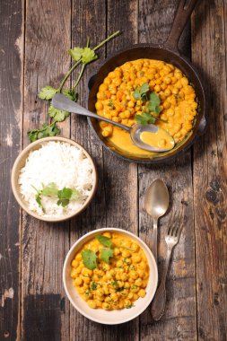 Hindistan cevizi kremalı nohut ve pilavlı kişniş.