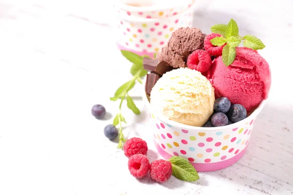 Naběračka Zmrzliny Čerstvým Ovocem — Stock fotografie
