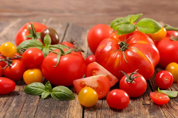 Bunte Vielfalt Tomaten Und Basilikum — Stockfoto