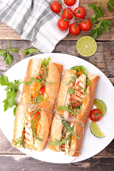 Sanduíche Baguett Com Frango Legumes — Fotografia de Stock